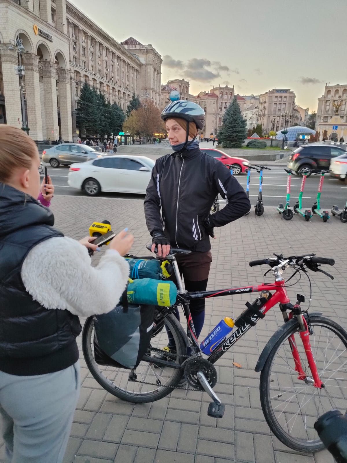 Польський активіст приїхав на велосипеді з Варшави до Києва, щоб допомогти військовим