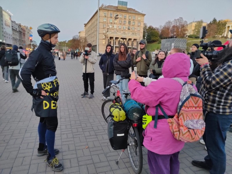 Польський активіст приїхав на велосипеді з Варшави до Києва, щоб допомогти військовим