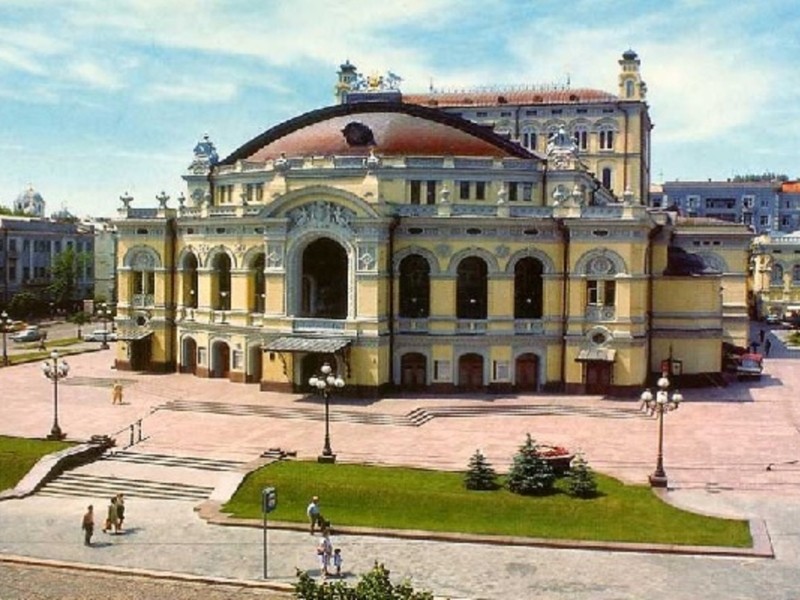 Витончений, спалений та могутній – що було на місці Оперного театру в Києві