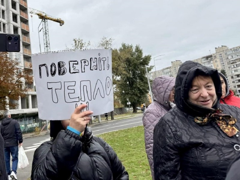 Жителі Лісового масиву влаштували “холодний бунт”: вимагали підготувати теплотраси для опалення