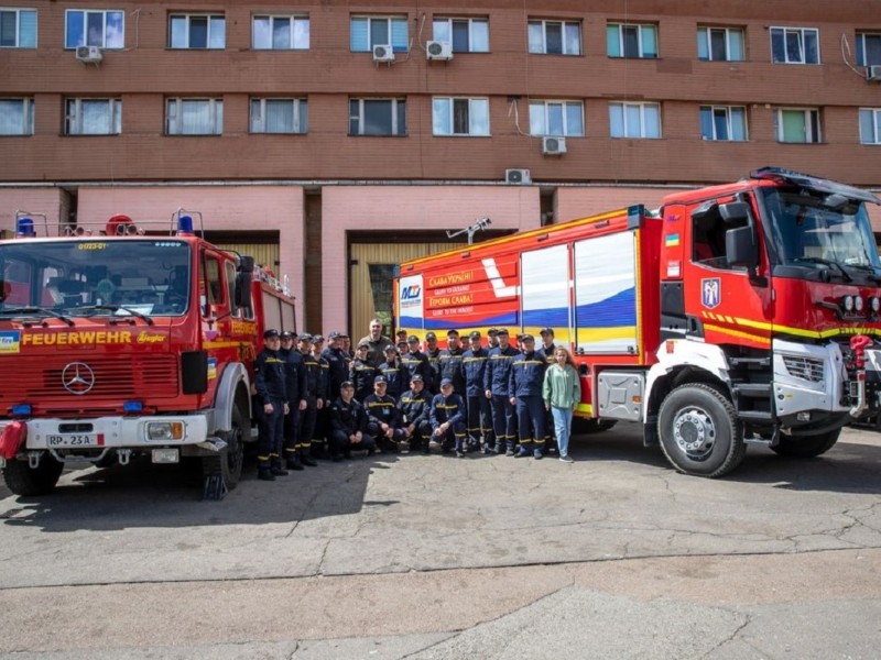 Гасить пожежу на ходу та тішить водія кондиціонером – вогнеборці показали найліпшу техніку