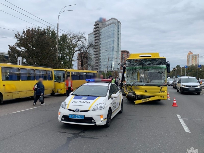 На проспекті Глушкова ускладнено рух через ДТП з тролейбусом – що відомо (оновлюється)