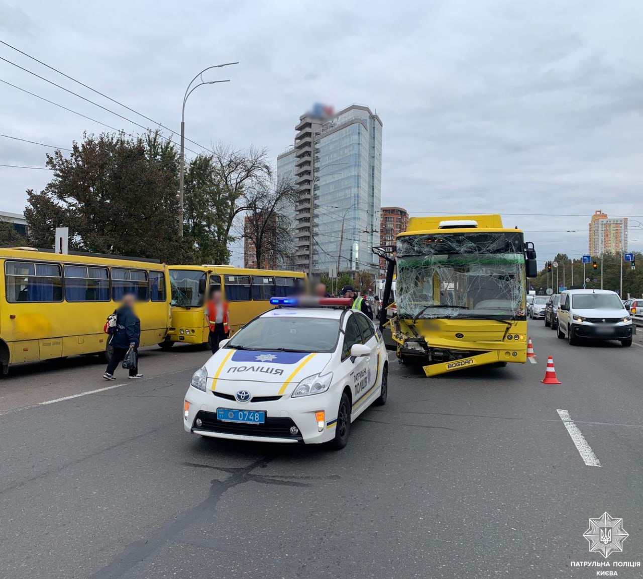 На проспекті Глушкова ускладнено рух через ДТП з тролейбусом – що відомо (оновлюється)