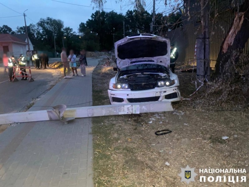 На Київщині 23-річний водій під кайфом збив електропору на 18-річного пішохода