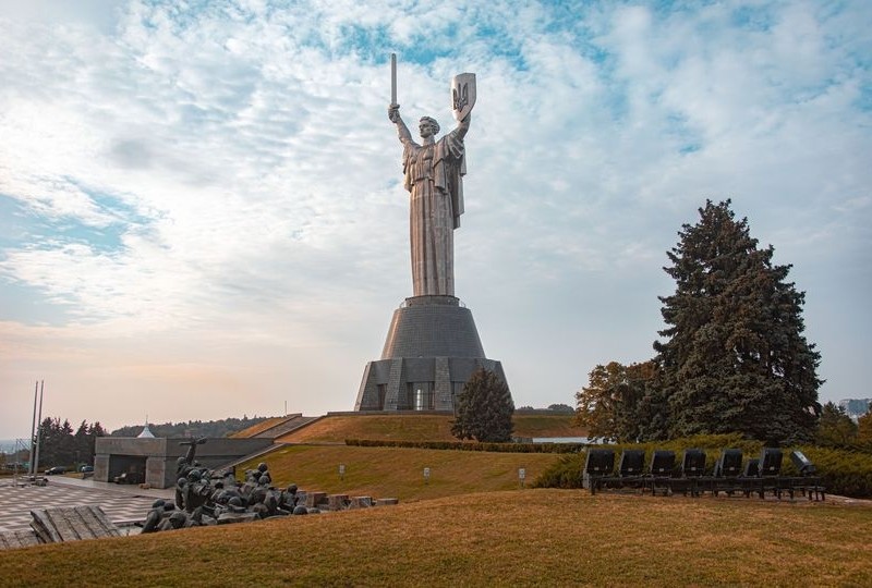 Тризубу вже нічого не загрожує: на щиті “Батьківщини-матері” усунули недоліки