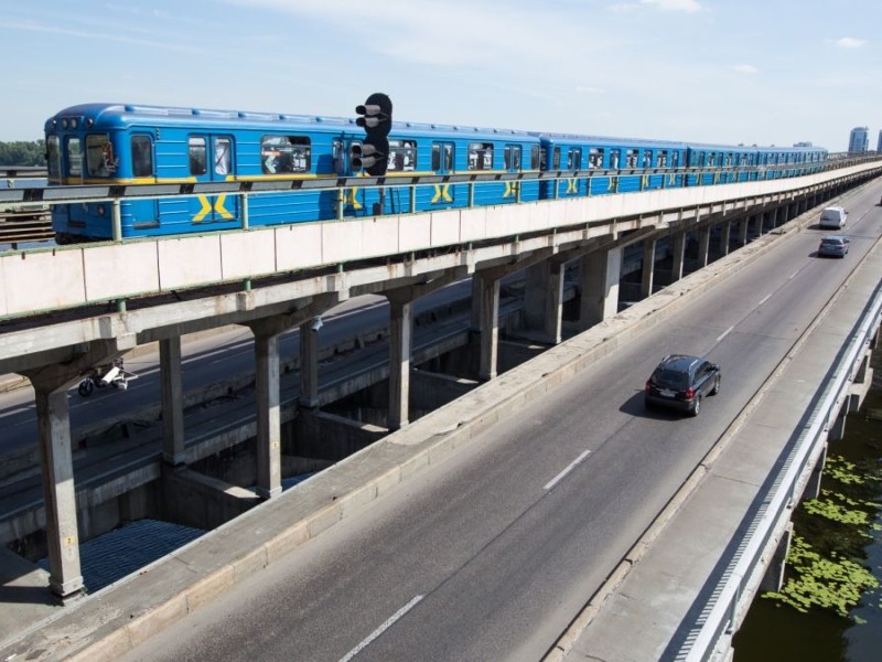 Станцію метро “Дніпро” зачинили через інцидент – що відомо