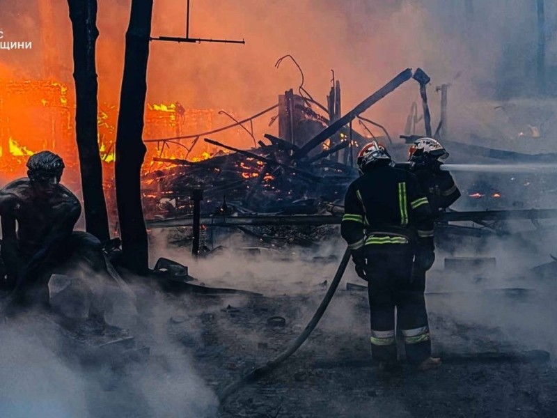 У заміському комплексі повністю вигорів ресторан на 2 тисячі “квадратів”