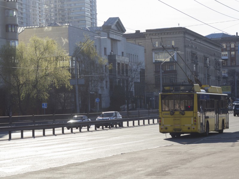 Через комунальну аварію на Деміївці змінили рух тролейбусів