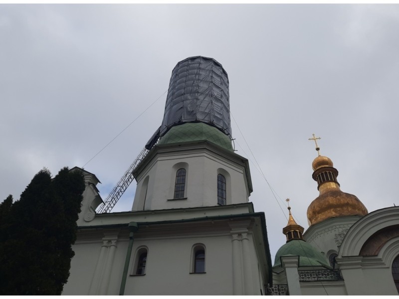 На одному з куполів Софійського собору триває реставрація: фото