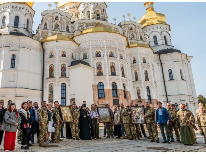 У Лаврі відроджують традицію військової ікони: три ікони передали трьом військовим бригадам ЗСУ