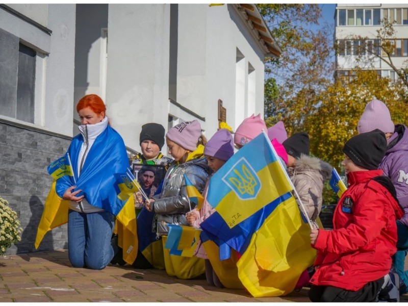 У Бучі відкрили меморіальну дошку на честь загиблого стрільця-снайпера