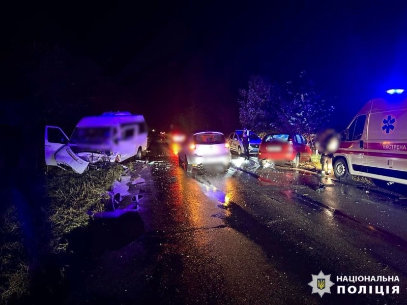 У передмісті сталася жахлива ДТП із загиблим: автівка влетіла в “маршрутку”