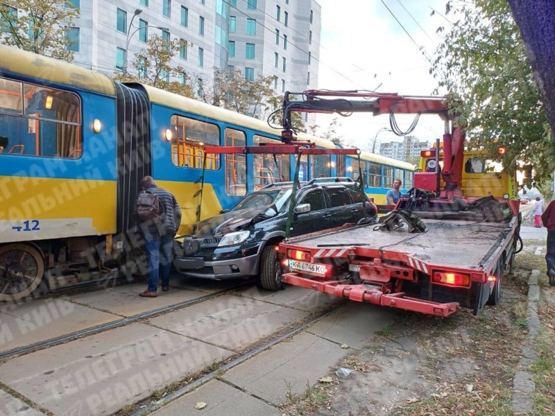 У Шевченківському районі автівка в’їхала в трамвай