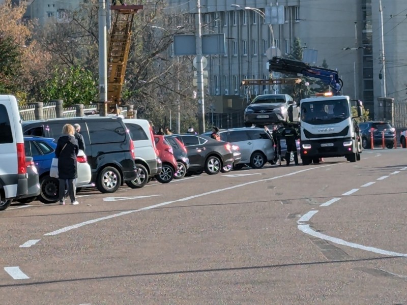 Інспектори порозганяли припарковані автомобілі на Вокзальній – подивіться, як стало чисто