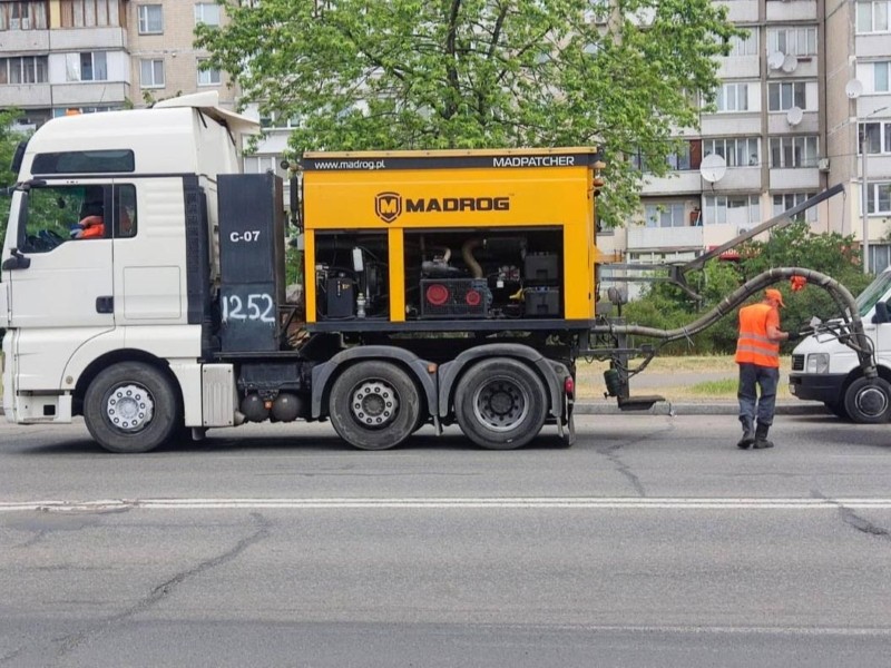 Обіцяють міць: понад сотню тисяч квадратів автошляхів Києва лагодять новітнім методом