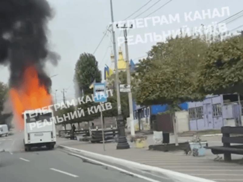 На Борщагівці під час руху спалахнув автобус (оновлено)