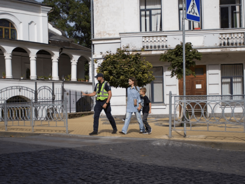 Нагадайте дітям, як правильно переходити пішохідний перехід