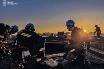 Рятувальники показали фото зруйнованої обстрілом багатоповерхівки у Глевасі