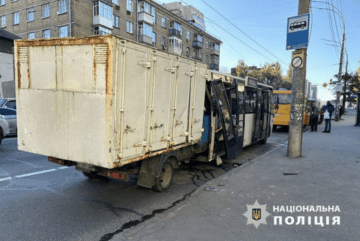 На Солом’янці вантажівка в’їхала в маршрутку: четверо людей постраждали