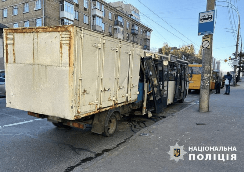 На Солом’янці вантажівка в’їхала в маршрутку: четверо людей постраждали