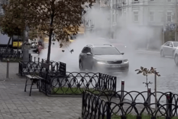 На Великій Васильківській прорвало трубу: дорогу залило водою