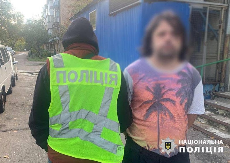 У столиці затримали чоловіка, який принижував загиблих військових