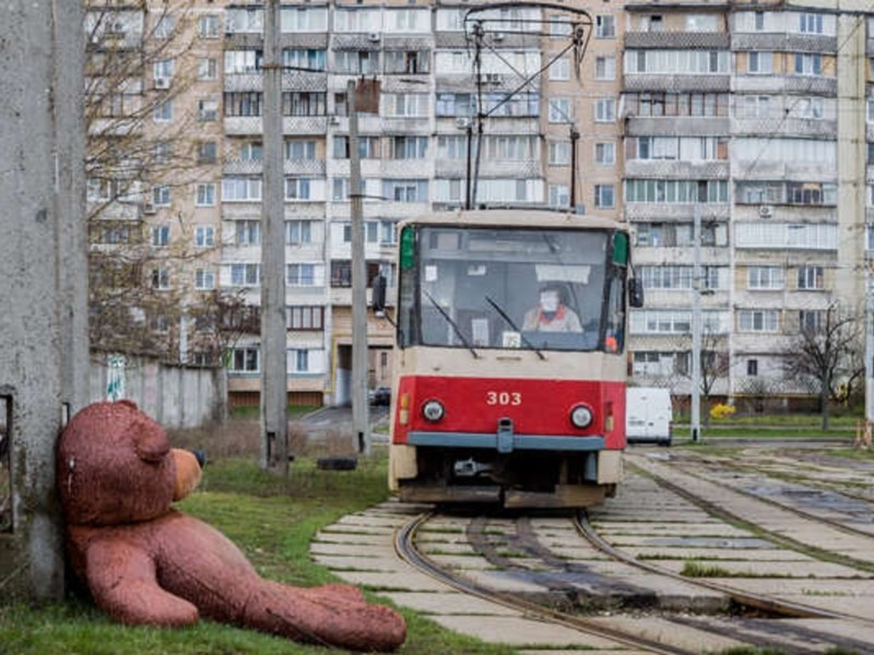 Трамвай зачепив людину – відома причина зупинки транспорту на лівому березі