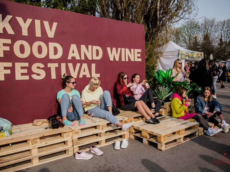 Kyiv Food and Wine Festival: українські винороби та крафтові сировари збирають друзів на дегустації, майстеркласи та фудкорт