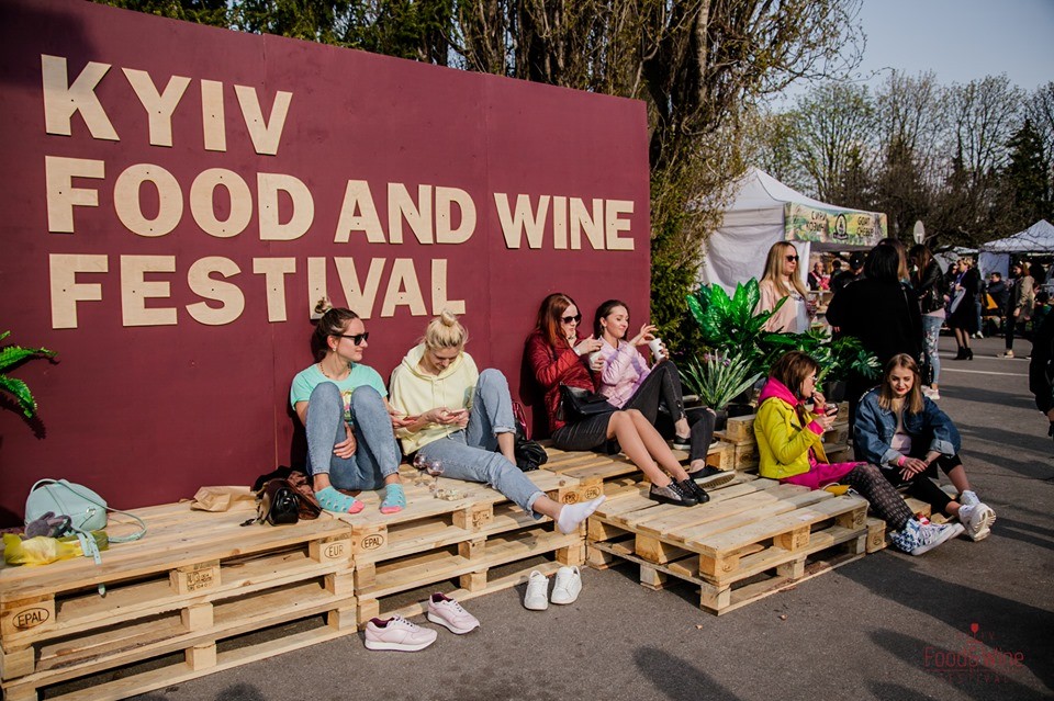 Kyiv Food and Wine Festival: українські винороби та крафтові сировари збирають друзів на дегустації, майстеркласи та фудкорт