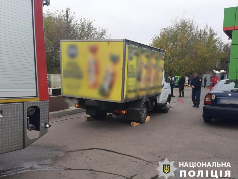 Трагедія на Київщині: жінка загинула під колесами вантажівки з хлібом