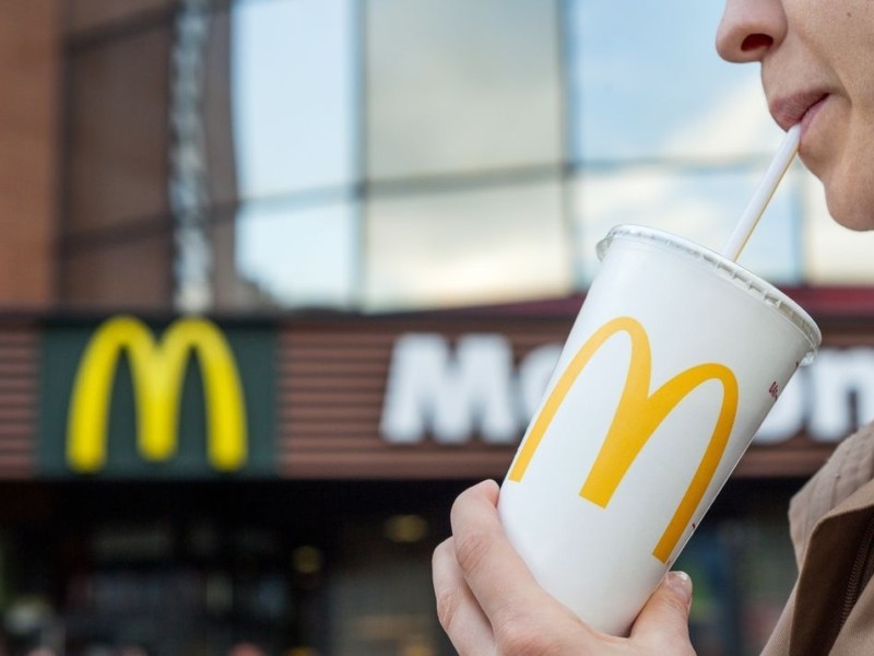 Компанія McDonald’s переходить з пластикових на паперові трубочки в Україні