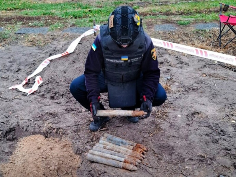 На Київщині виявили небезпечну знахідку: 8 артилерійських снарядів часів Другої світової