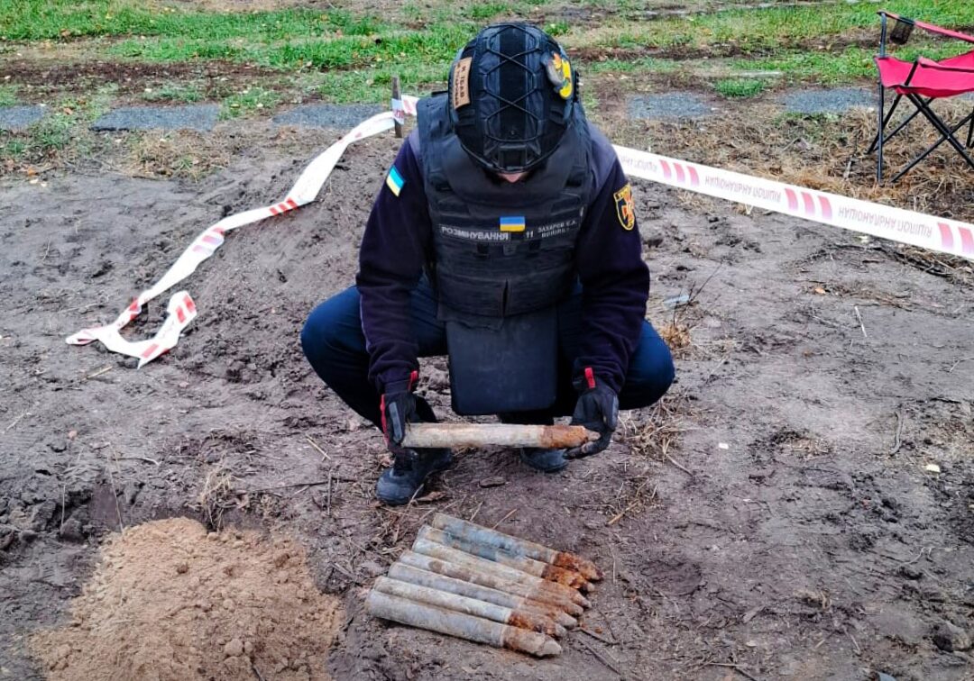 На Київщині виявили небезпечну знахідку: 8 артилерійських снарядів часів Другої світової