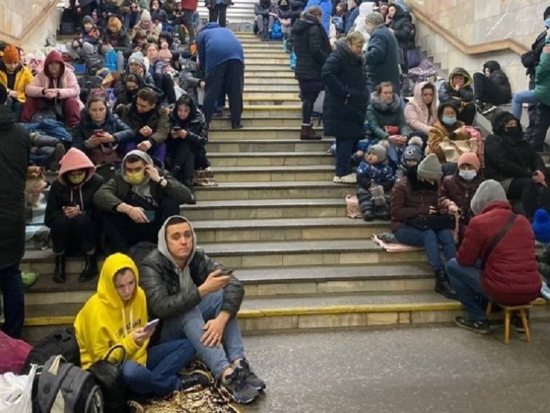 “Ще ті не народились, що можуть знищити українців”: кияни в метро заспівали “Марусю” під час тривоги