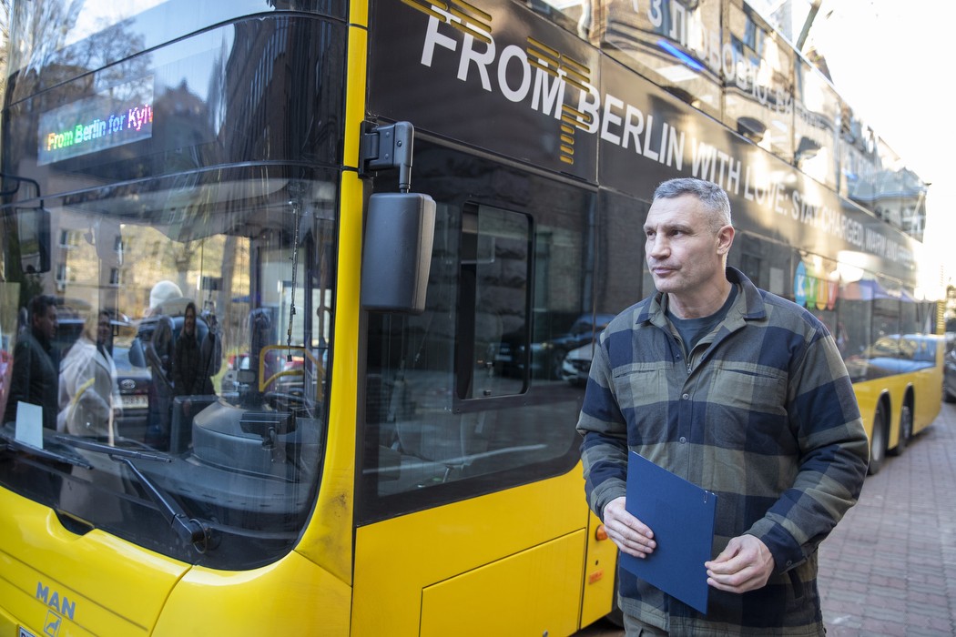 Київ отримав від Берліна інклюзивний автобус для екскурсій