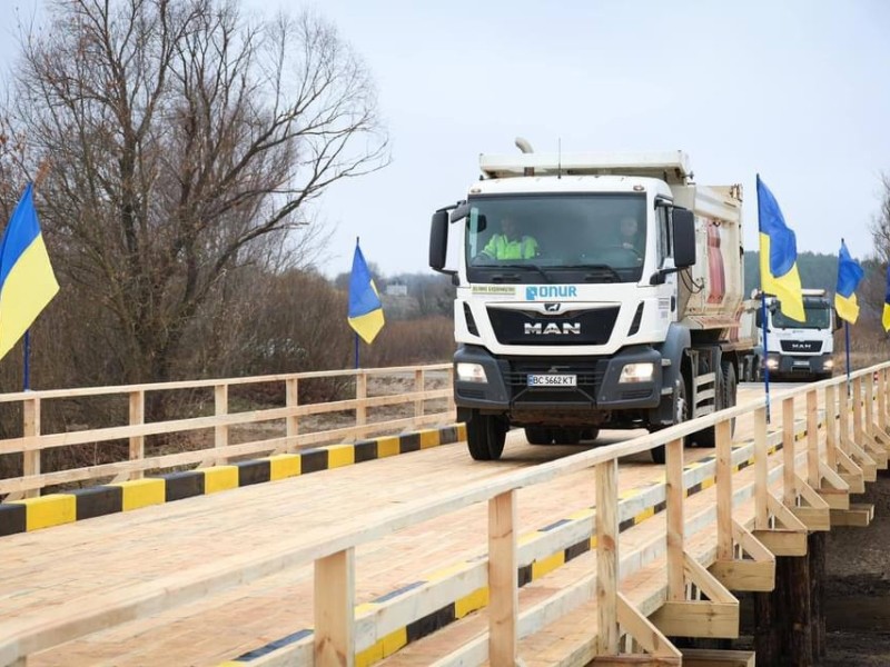 На Київщині збудували тимчасовий міст через річку Тетерів