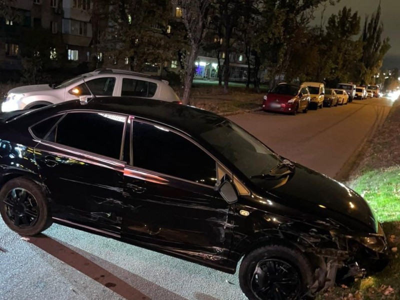 У Києві водій пошкодив шість припаркованих автівок і намагався втекти