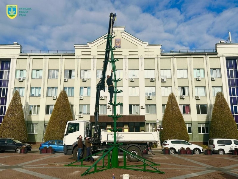 В Ірпені вже встановлюють міську ялинку