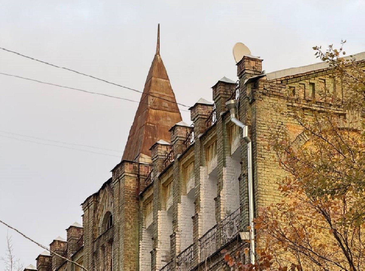 Прогулянка старою Лук’янівкою: де шукати будинок, що маскується під замок середньовіччя