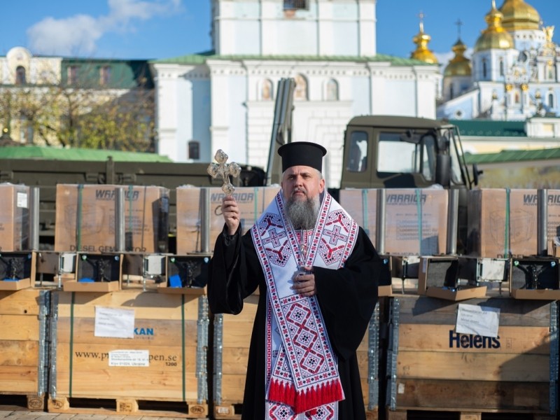 В 1000-й день великої війни Митрополит Епіфаній освятив автомобілі, дрони та іншу допомогу для ЗСУ