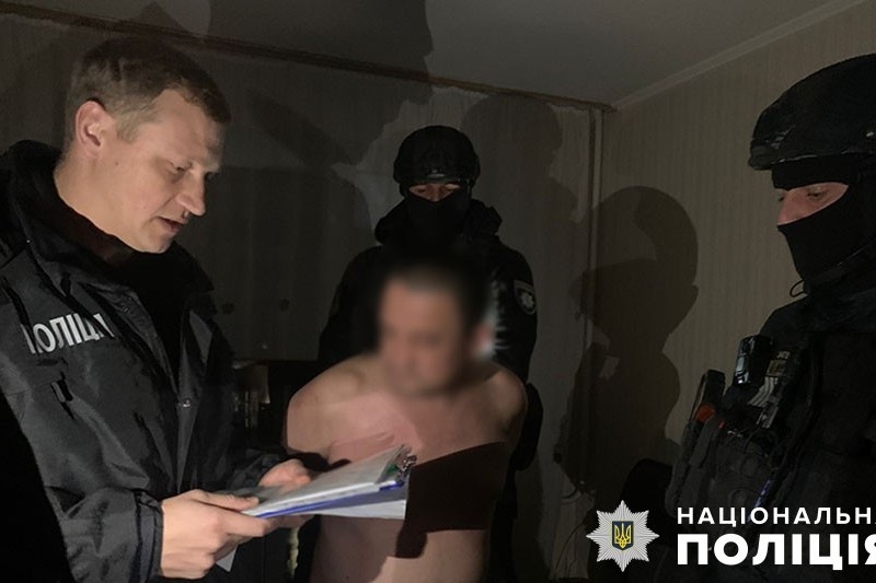 У Києві затримали псевдополіцейського, який погрожував зброєю в кав’ярні