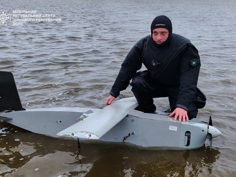 З Київського водосховища підняли уламки дрона