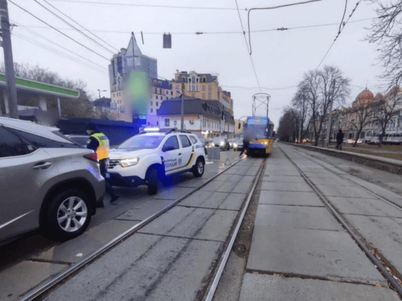 Внаслідок ДТП на Нижньому Валу перекинулась автівка: рух ускладнено