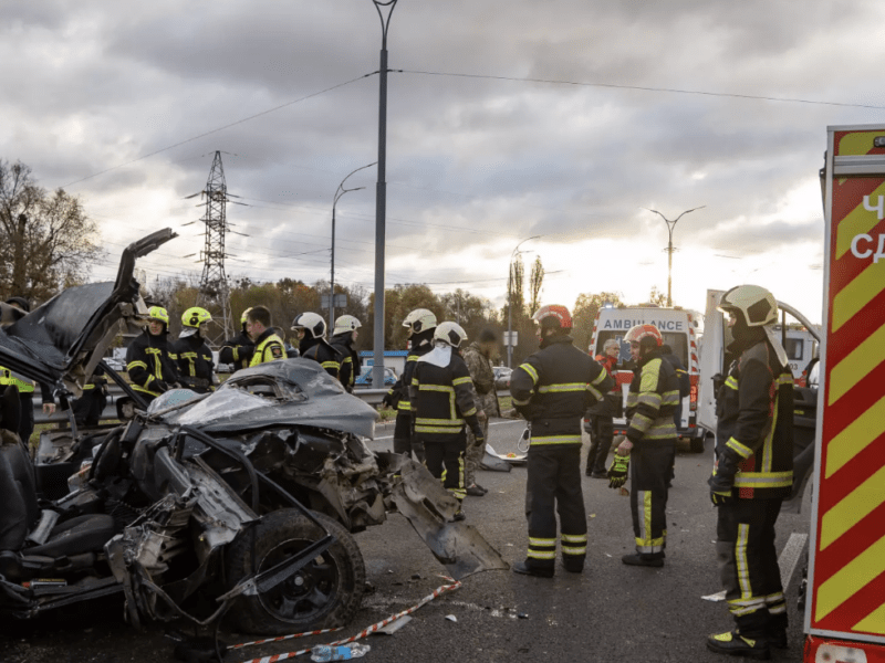 Рятувальники показали фото жахливої аварії на Теремках: є жертви (оновлено)