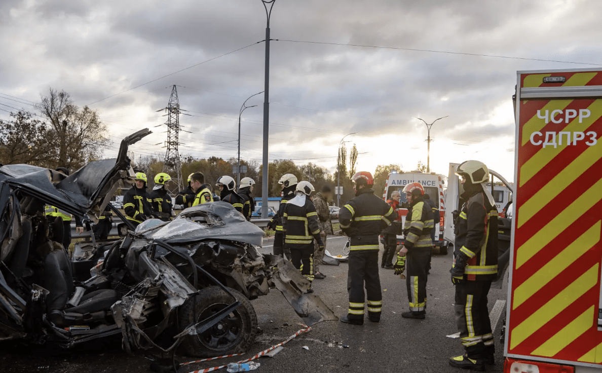 Рятувальники показали фото жахливої аварії на Теремках: є жертви