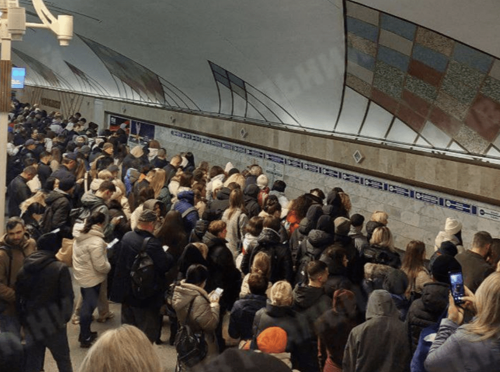 Після тривалої повітряної тривоги метро Києва переповнене людьми