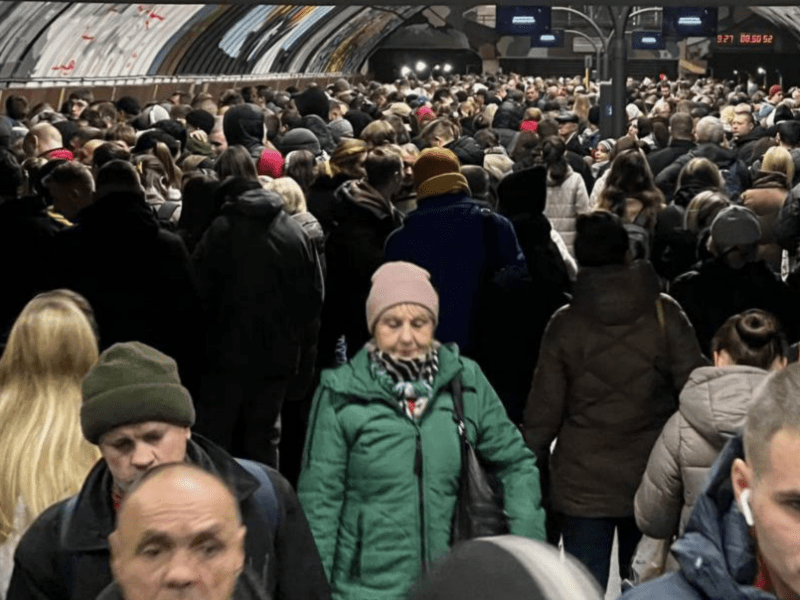 Через повітряну тривогу метро Києва переповнене людьми