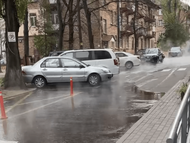 Всюди пар: на Солом’янці вулицю залило гарячою водою