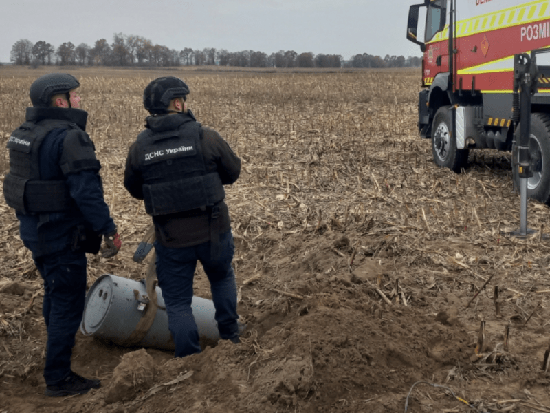 Посеред поля у Броварському райони знайшли бойову частину ракети