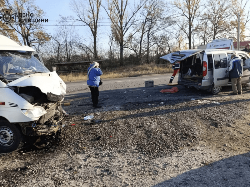 Маршрутка потрапила у ДТП на Київщині: постраждали дев’ятеро людей, серед них – дитина